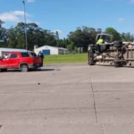 Bomberos rescatan a una persona atrapada tras un vuelco en la Ruta 88