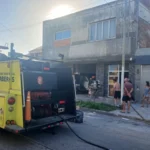 Un incendio en el garaje de una vivienda afectó a un vehículo y causó daños materiales