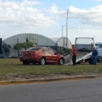 Insólito accidente en Champagnat y Libertad: “Se me cruzó la rotonda”