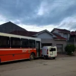 Choque entre una combi y una camioneta en Bronzini y Rivadavia: una mujer resultó herida