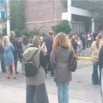 UPD sin fin: continúan los festejos de secundarios con petardos, músicos y corte de calles