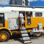 Una pareja recorre el mundo en un camión antiguo y pasó por Mar del Plata