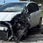 Choque entre auto y camión en el Camino Viejo a Miramar