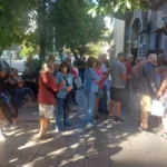 Colas en el inicio de la campaña de vacunación antigripal y advertencia por llamados de estafa