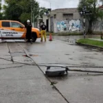 Un poste cayó en Funes y Rawson y complicó la circulación en la zona