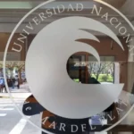 Arranca la semana de paro en la UNMDP: docentes y no docentes concentran frente al Rectorado