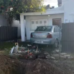 Impactante: auto se incrustó en una vivienda y hubo fuga de gas