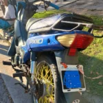 Circulaban en una moto y chocaron una camioneta estacionada