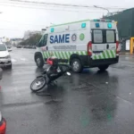 Abrió la puerta de su camioneta, provocó la caída de una motociclista y se fue sin dejar datos