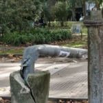 Caída de un poste de luz en Plaza San Martín: cortaron la zona por cables sueltos