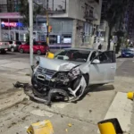 Perdió el control del coche en Colón y Güemes, destrozando el semáforo y un auto estacionado