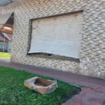 Comerciante de Villa Lourdes sufrió el 16° robo:  forzaron la persiana y le rompieron una vidriera