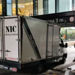 Choque contra el puente del Aldrey: un camión quedó atrapado por exceso de altura