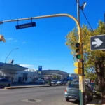 Peligro por restos de un semáforo que cuelga de una columna en Juan B. Justo y Echeverría