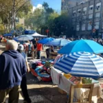 Los feriantes de la Bristol montaron sus puestos frente al palacio comunal en reclamo por el desalojo