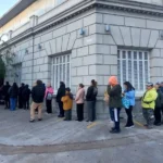 Larga fila para vacunarse contra la gripe en el Centro de Salud N°1