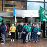 Trabajadores estatales movilizaron bajo la lluvia para protestar por bajos salarios y créditos a funcionarios