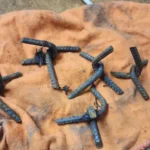 Misterio por la aparición de clavos “Miguelitos” en la zona de Uruguay y Matheu: al menos 6 autos dañados