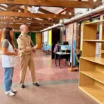 Prefectura donó mobiliario y una bandera a un colegio apadrinado en Mar del Plata