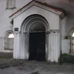 Incendio en el acceso a la vieja capilla de la Iglesia Nueva Pompeya generó preocupación entre vecinos