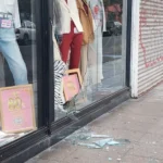 Destrozan vidriera de local de ropa de Rivadavia y San Luis