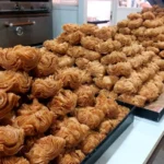 Pastelitos y tradición: largas filas en histórica panadería marplatense