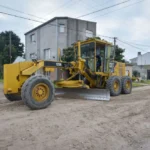 Mejoran la transitabilidad en barrios con calles de granza