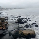 La fuerte marejada ya se hace sentir en la costa y las olas alcanzan las veredas