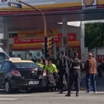 Una moto de la policía chocó contra un taxi