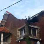 Los primeros vientos del temporal arrasaron con parte del techo y pared de un chalet histórico