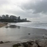 Condiciones inestables en el frente costero: Varese con surfistas y Escollera Norte cerrada