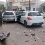 Se descompensó, chocó contra un contenedor y arrastró varios metros a un auto estacionado en San Juan y Rawson