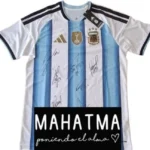 Messi y los campeones del mundo firmaron una camiseta para ayudar al Hogar Mahatma