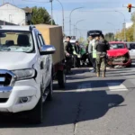 Dos siniestros viales a pocas cuadras en avenida Luro: derrame de combustible y moto caída