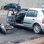 Violento choque en Polonia y Elcano: motociclista terminó sobre el techo de un Clío