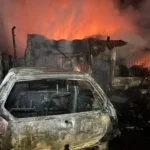 Bomberos de tres cuarteles sofocaron incendio de una casa y un auto en Arrué al 2400