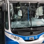 Atacaron a piedrazos un colectivo y destrozaron el parabrisas de una unidad de la línea 562