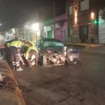 Auto chocó contra una columna y dos personas resultaron heridas