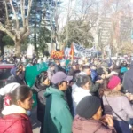 Abrazo solidario, caravana y protesta frente a la municipalidad en defensa del complejo de Chapadmalal