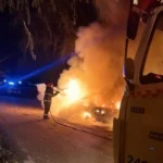Incendio destruyó por completo un coche en la zona de San Salvador y Cuba