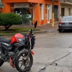 Violento choque entre una moto y un auto en Libertad y Neuquén: un adolescente fue internado