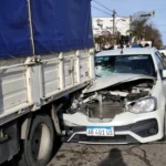 Violento choque en Jacinto Peralta Ramos casi Juan B. Justo: un auto quedó destruido tras impactar contra un camión