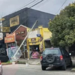 El fuerte viento provocó la caída de cinco postes de telefonía en Constitución