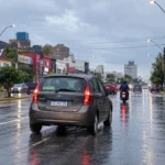 La lluvia se hace sentir en Mar del Plata en el inicio de la jornada