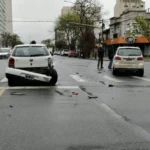 Otro choque en avenida Independencia: una Suran impactó de atrás a un Gol
