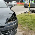Choque entre un auto y una moto dejó dos heridos