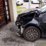 Un auto chocó contra otro y terminó impactando en una casa