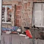 Neme mostró un operativo para retirar a tres personas que pernoctaban frente a una vivienda
