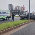 Conductor de una camioneta terminó hospitalizado tras trompo y choque contra columna en la costa