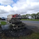 Bomberos extinguieron el incendio de un Renault Clío sobre la Ruta 226